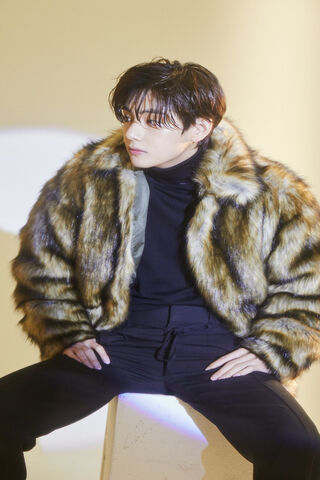 V's Fashion Statement: A Bold Look in Fur 🐾✨