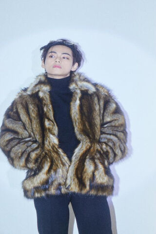 V's Bold Fashion Statement 🌟