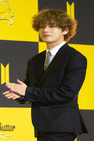 V's Charismatic Charm at the Butter Premiere! 🎤✨