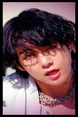 The Charismatic Allure of Taehyung 🌟