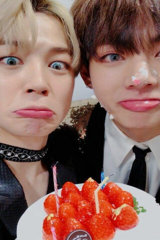 Sweet Moments with Vmin 🍓🎉