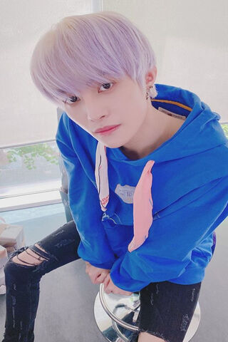 YangYang: The Trendsetter with a Twist! 🌟