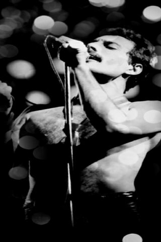 The Iconic Performance of Freddie Mercury 🎤✨