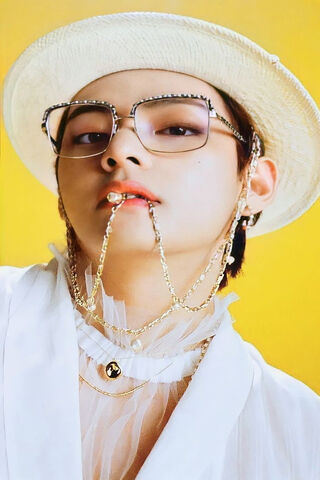 Tae's Dazzling Charm ✨