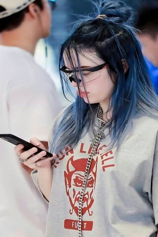 Billie Eilish: A Moment of Reflection 📱✨