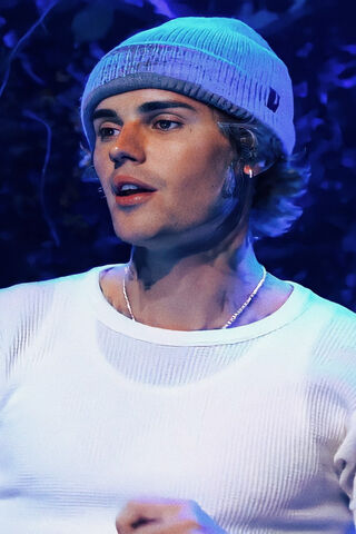 Justin Bieber: The Pop Sensation in Action 🎤✨