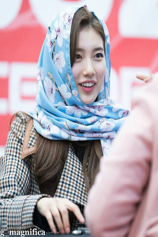 Charming Elegance: Bae Suzy in Floral Grace 🌸✨