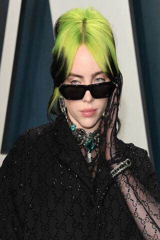 Billie Eilish: A Bold Fashion Statement 🌟🎤