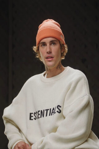 Bieber's Cozy Vibes: A Style Icon in Essentials 