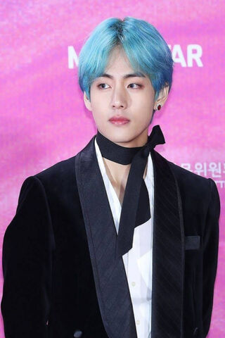 Vibrant Elegance: Kim Taehyung's Stunning Look
