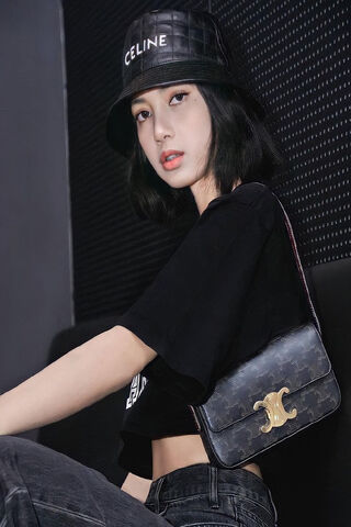 Chic Vibes: Lisa's Fashion Statement