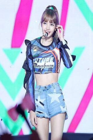 Lisa's Dazzling Stage Presence ✨