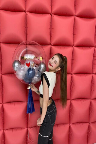 Lia's Joyful Celebration 🎉