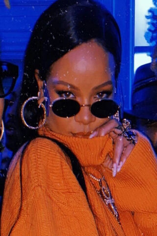 Rihanna: A Glimpse of Glamour ✨