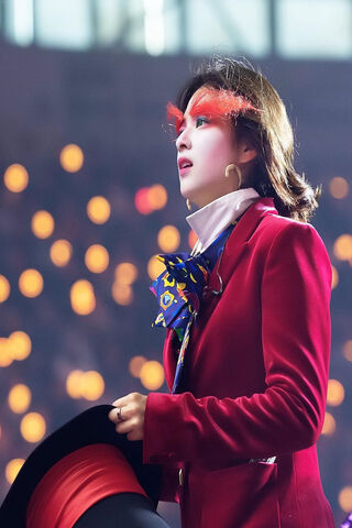 The Enigmatic Stage Presence of Yoo Jeongyeon 🎤✨