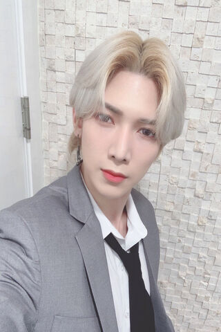 Yeosang: The Charismatic Star 🌟