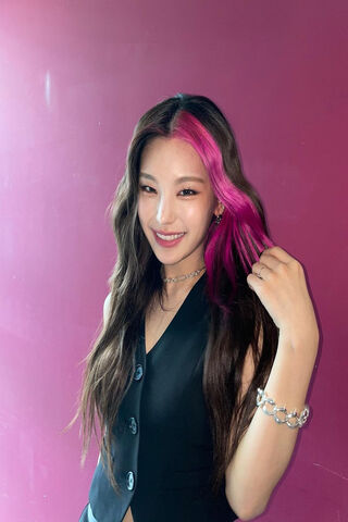 Yeji's Vibrant Transformation 🌟