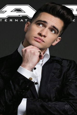 Brendon Urie: The Charismatic Performer 🎤✨