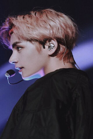 V's Captivating Stage Presence 🌟