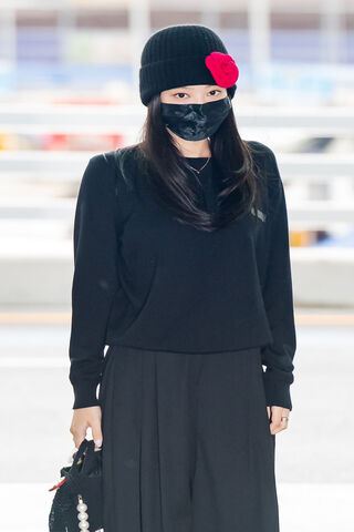 Stylish Arrival: Jennie's Chic Airport Look ✈️🖤
