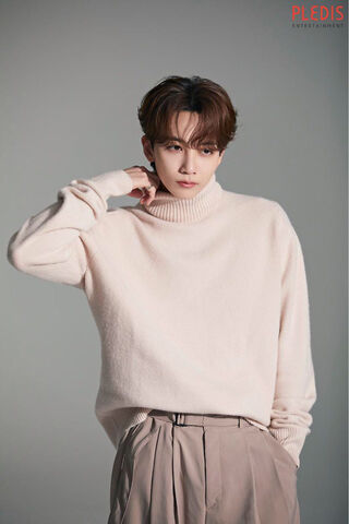 Chic Elegance: Jeonghan's Cool Vibe