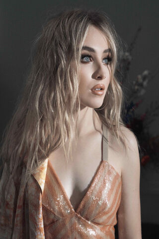 Radiant Elegance: Sabrina Carpenter's Stunning Look