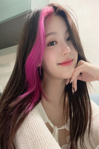 Yeji's Vibrant Charm: A Loco Moment! 🌟💖