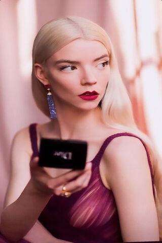 Glamour Unveiled: Anya Taylor-Joy's Captivating Elegance ✨💄