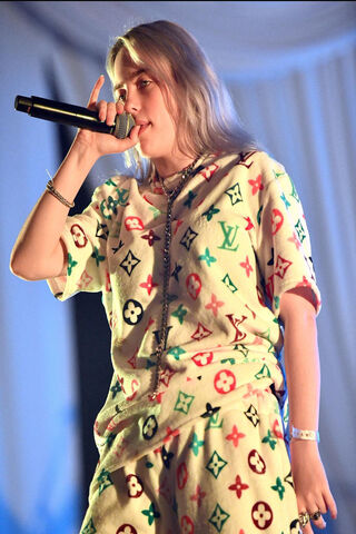 Billie Eilish: A Fashion Icon on Stage 🎤✨