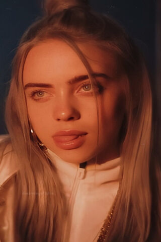 Billie Eilish: A Glimpse into the Star's World 🌟