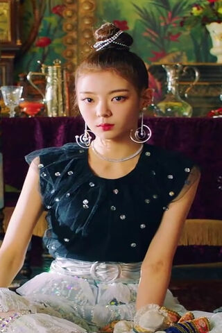 Lia's Glamorous Vibe in 'Wannabe' 🌟