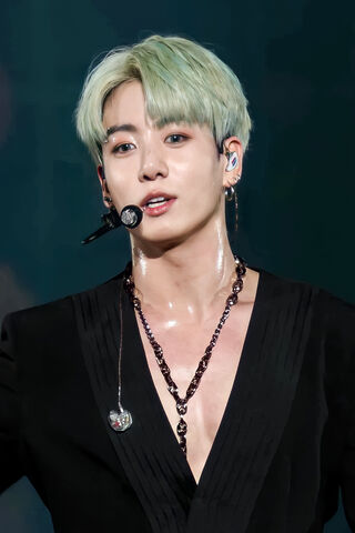 Jungkook: The Charismatic Performer 🌟