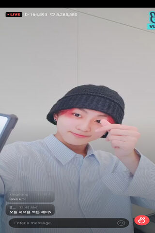 Jungwon's Heartfelt Moment on Vlive 💖