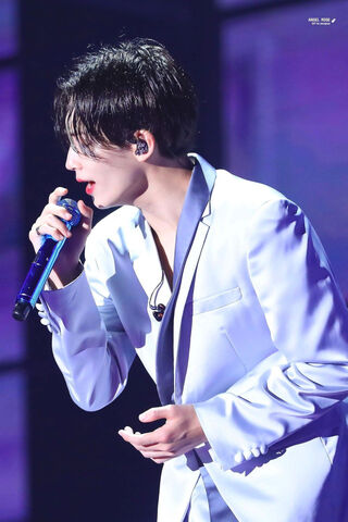 Jeonghan's Mesmerizing Performance 🎤✨