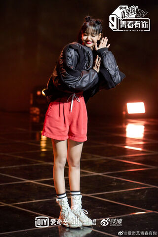 Lisa's Charismatic Stage Presence ✨