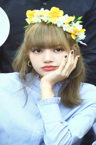 Lisa's Floral Charm 🌼✨