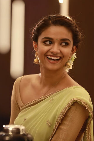 Elegance in Green: A Note 10 Plus Moment 🌿✨