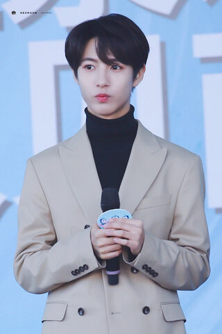 Renjun Huang: The Charismatic Performer 🌟