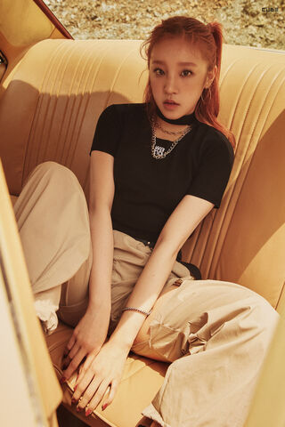 Song Yuqi: A Moment of Elegance 🌟