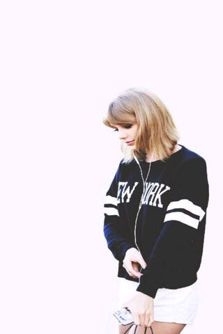 Chic and Casual: Taylor's Effortless Style
