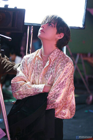 V's Captivating Moment: A Glimpse Behind the Scenes 🌟