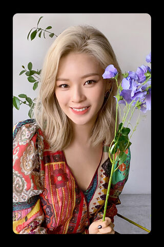 Jeongyeon’s Floral Charm 🌸✨