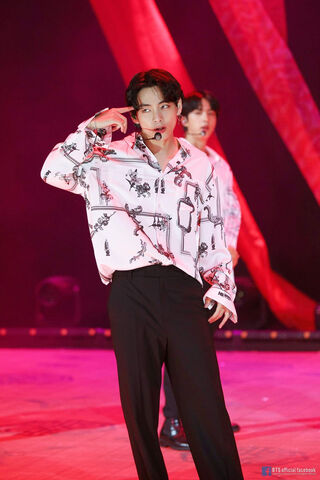 V's Captivating Performance: A Moment in Time 🎤✨