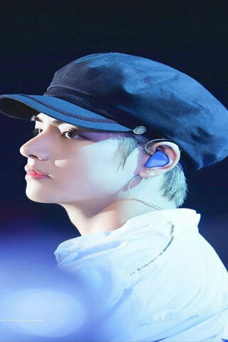 V BTS: The Charismatic Star in Focus 🌟