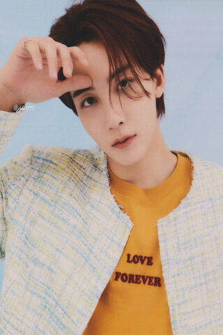 Yoon Jeonghan: The Epitome of Charm and Style ✨