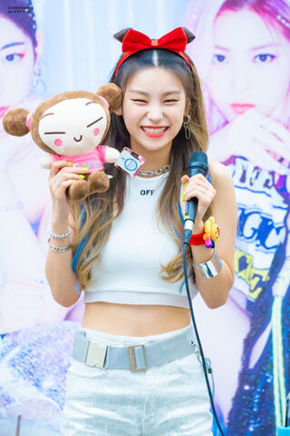 Yeji's Joyful Moment with a Cute Companion! 🎀