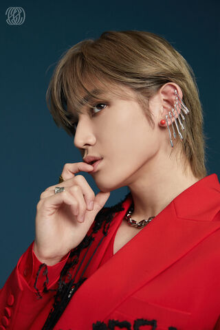 Taeyong: The Charismatic Icon of NCT 🌟