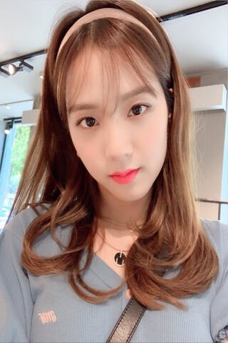 Jisoo's Chic Selfie Moment 🌟