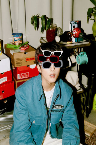 Jisung's Quirky Style: A Fashion Statement! 😎✨