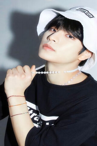 Seungmin: The Charismatic Trendsetter 🌟